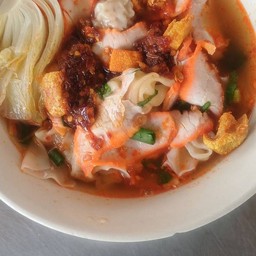 ชายสี่หมี่เกี๊ยว หมู่บ้านไพโรจน์ -