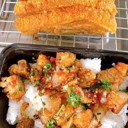 ข้าวกะเพราหมูกรอบ (ผัดร้อนๆ ทุกออเดอร์)
