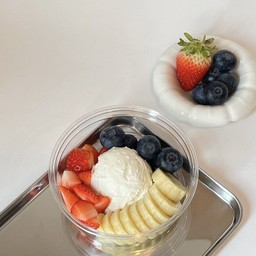 Greek yogurt x บลูเบอร์รี่ x กล้วย x สตรอเบอร์รี่