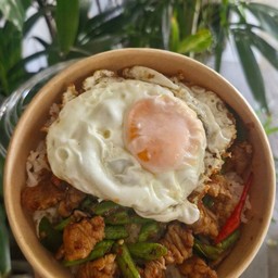 ครัวกลางซอย อาหารตามสั่ง กระเพรา-หมูกะเทียม