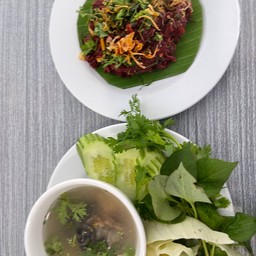 ลาบไก่ดำ อ่อม และชุดผัก