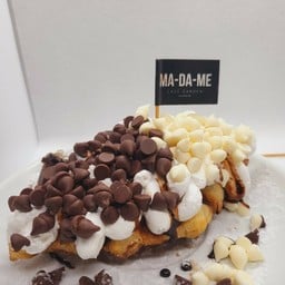 CREPE MA-DA-ME เลียบทางรถไฟ