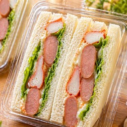 แซนด์วิช ไส้กรอก + ปูอัด