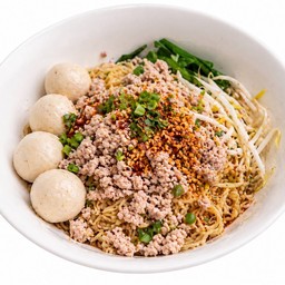 ก๋วยเตี๋ยวแห้งต้มยำ3หมูหมูนุ่มลูกชิ้นและหมูเด้ง