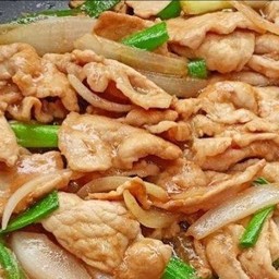 หมูผัดน้ำมันหอย ราดข้าว