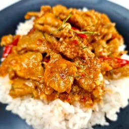 ข้าวแกงพะแนงหมูสไลด์ผัดแห้ง