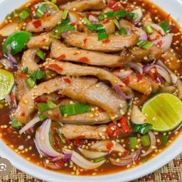 ยำหมูทอด