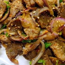ยำหมูกรอบแซ่บ