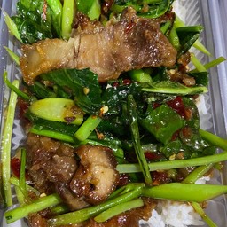 คะน้าหมูกรอบเป็นกับข้าว
