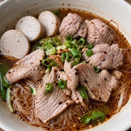 ก๋วยเตี๋ยวหมูน้ำตก3หมู หมูชิ้นหมูเด้งลูกชิ้น