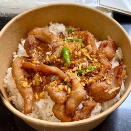 ข้าวหมูทอดแดดเดียว กระเทียมเจียวกรอบๆ