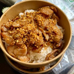 ข้าวหมูกระเทียมพริกไทย กระเทียมเจียวกรอบๆ