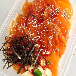 ข้าวหน้า แซลมอนดอง 10 ชิ้น (พร้อมน้ำจิ้มซีฟู๊ด)