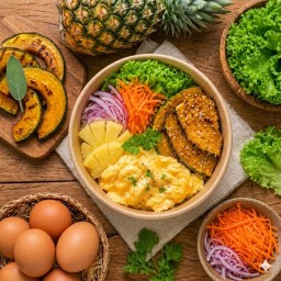 โปรตีนสูง คาร์บดี อิ่มสบายท้อง= ไข่3ขยี้&ฟักทองย่าง&สับปะรดสด&สลัดมินิ
