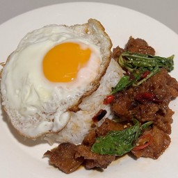 ข้าวไก่กรอบซอสกระเพราไข่ดาว