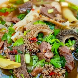 ต้มแซ่บ รวมเครื่องในวัว ซดร้อนๆ