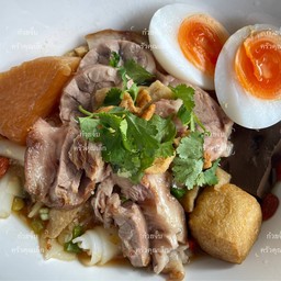 ก๋วยจั๊บขาหมูพะโล้