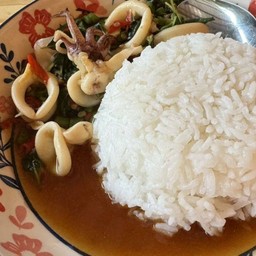 ข้าวกระเพราปลาหมึก