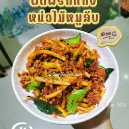 ข้าวราดหน่อไม้หมูสับผัดพริกแกง