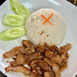คอหมูกระเทียม ราดข้าว