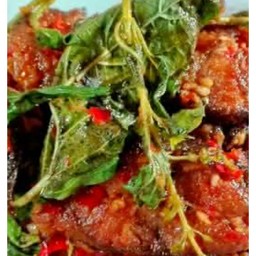 ข้าวราดกะเพราปลาดูกกรอบ