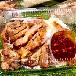 ข้าวหมูย่าง ข้าวไก่ย่าง เดอะทรัคสเต๊ก