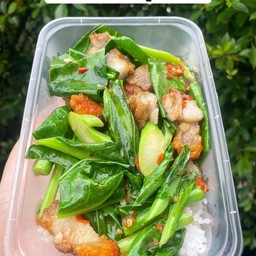 ข้าวผัดคะน้าหมูกรอบ