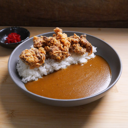 ข้าวหน้าไก่ทอดแกงกะหรี่ (D)