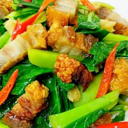 คะน้าหมูกรอบ ราดข้าว (ผัดใหม่กล่องต่อกล่องร้อนๆ)