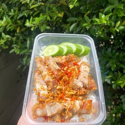 ข้าวหมูกรอบคั่วพริกเกลือ
