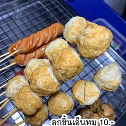 ผัดไทยโบราณ ลูกชิ้นทอด by แม่ตู่ สะพานแดง