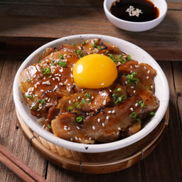 ข้าวหน้าหมูย่างผัดซอสญี่ปุ่น (D)