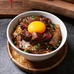 ข้าวหน้าหมูสามชั้นย่าง + เนื้อสเต๊กเต๋า (D)