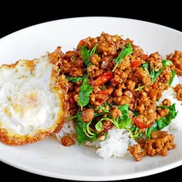 กระเพราหมูสับราดข้าวไข่ดาว