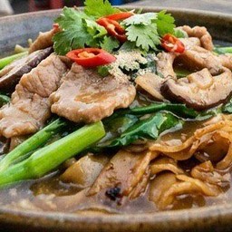 ราดหน้าเส้นใหญ่ หมูนุ่ม