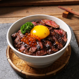 ข้าวหน้าเนื้อสเต๊กพรีเมียมอิคุระ (D)