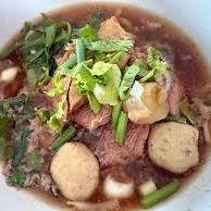 ก๋วยเตี๋ยวหมูลูกชิ้นน้ำแดง
