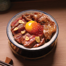 ข้าวหน้าเนื้อสเต๊ก + ลิ้นวัวพรีเมียม + อิคุระ (D)