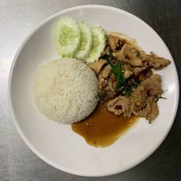 ข้าวผัดโหระพาหมูชิ้น