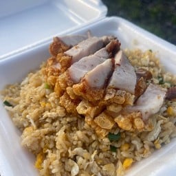 ข้าวผัดหมูกรอบ