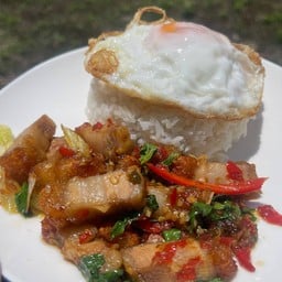 กระเพราหมูกรอบไข่ดาว