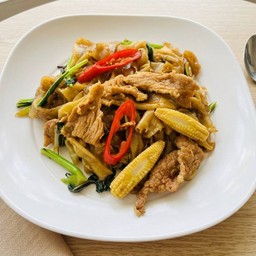 เส้นใหญ่ผัดขี้เมาหมู