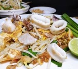 วุ้นเส้นผัดไทยปลาหมึก