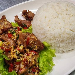 หมูชิ้นหมักคั่วพริกเกลือราดข้าว