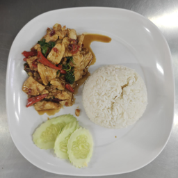 ข้าวผัดโหระพาไก่ชิ้น