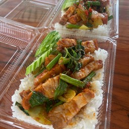 ผัดพริกแกงหมูกรอบ
