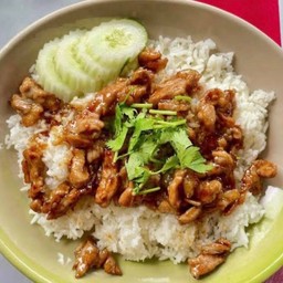 หมูกระเทียมราดข้าว