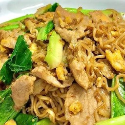 เส้นมาม่าผัดซี่อิ๋วหมูต้มยำ