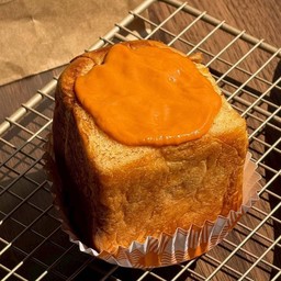 ขนมปังย่างเนยไส้ทะลักสังขยาชาไทย