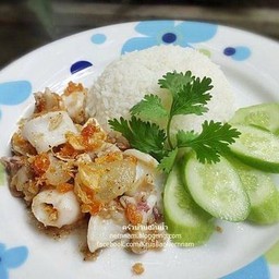 ข้าวหมึกกระเทียม